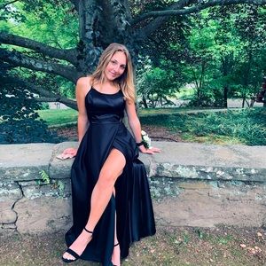 ⬇️ Black prom dress with corset back and high slit stunning worn twice